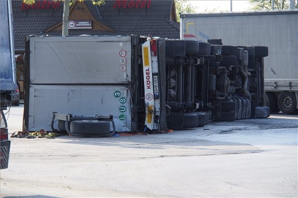 ket-kamion-utkozott-az-egyik-felborult-150508