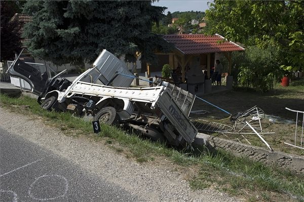 arokba-borult-kisteherauto-csabdin-150614