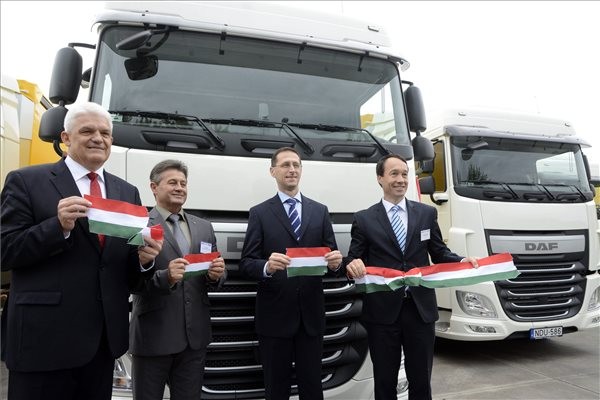 bi-ka-logisztikai-kft-21-uj-kamionjanak-atadoja-150625