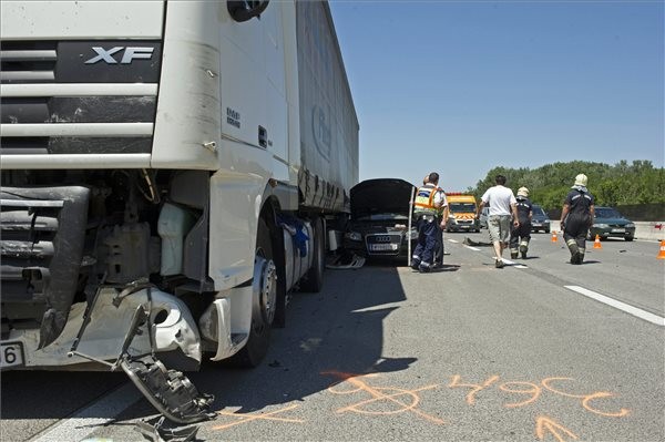 harom-autoval-utkozott-egy-kamion-az-m0-autouton-150606