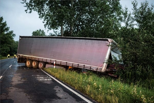 kamion-az-arokban-bakonysarkanynal-150623