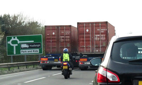 kontenereket-szallito-kamionok-angliaban-150413