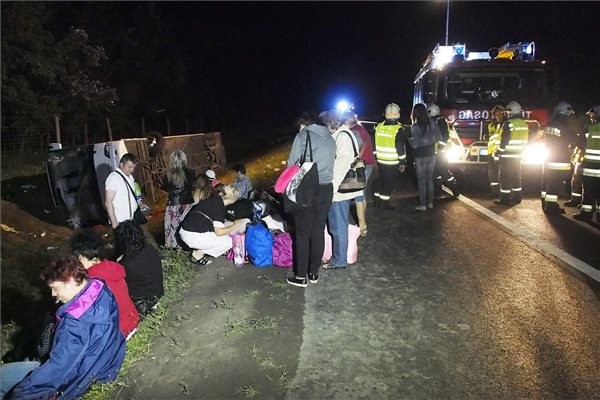 bolgar-autobusz-baleset-m5-autopalyan-150714