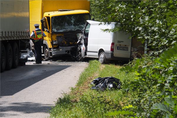 Egymással ütközött és összetört járművek az 5402-es úton, Kiskunmajsa és Kiskunhalas között 2015. július 14-én. A kisteherautó sofőrje meghalt a balesetben, miután járműve összeütközött egy kamionnal. MTI Fotó: Donka Ferenc