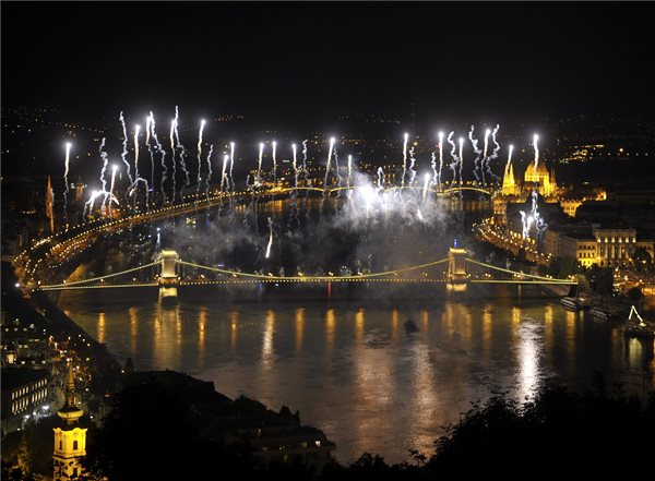 Ünnepi tűzijáték a Duna felett Budapesten 2015. augusztus 20-án. MTI Fotó: Kovács Attila