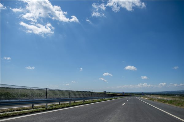 Az M60 autópálya meghosszabbított szakasza 2015. július 31-én. Az autópályát az 58 sz. főúti csomóponttól 1,8 kilométerrel hosszabbították meg, így Pécs városa elkerülhető. MTI Fotó: Sóki Tamás