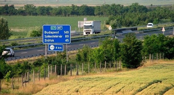 Vadvédelmi háló az M7-es autópálya mentén - Fotó: Karsai Attila - hungarokamion.hu