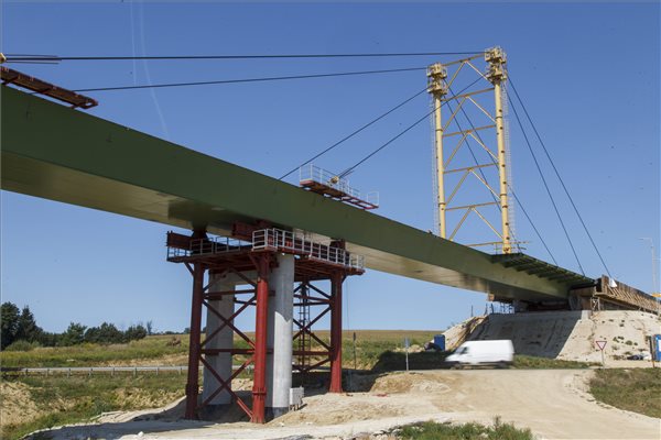 A Zalalövőt elkerülő út épülő hídja Zalalövő közelében 2015. augusztus 26-án. A napokban tolják helyére az új híd acélszerkezetét. A nyolclyukú, hatszáz méter hosszú híd a Zalalövő-Zalaegerszeg közötti vasútvonalon és közúton, valamint a Zala-folyón is átível majd. MTI Fotó: Varga György