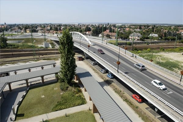 A 3. számú főút elkészült vasúti felüljáró hídja és a kapcsolódó csomópont Hatvanban 2015. szeptember 2-án. A 10,8 milliárd forintos összköltségű beruházás az Új Széchenyi Terv keretében, 85 százalékos uniós támogatásból valósult meg. MTI Fotó: Komka Péter
