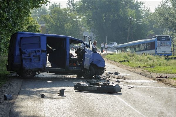 Balesetben összetört furgon és autóbusz Debrecen külterületén, a Diószegi úton 2015. szeptember 1-jén. A furgon egy menetrend szerint közlekedő busszal ütközött. A szállítójármű sofőrje a helyszínen életét vesztette. A buszon nem voltak utasok. MTI Fotó: Czeglédi Zsolt