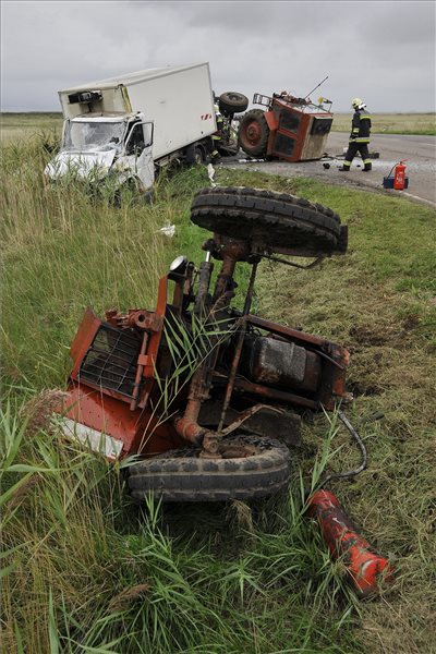 Balesetben összetört járművek a 33-as főúton, Hortobágy és Tiszafüred között 2015. szeptember 11-én. Egy pótkocsit vontató traktor és egy kisteherautó ütközött össze, a traktor vezetője életveszélyesen, míg a másik jármű vezetője könnyebben sérült meg. MTI Fotó: Czeglédi Zsolt