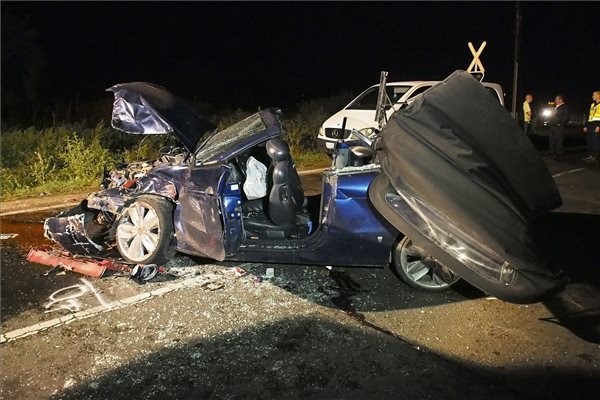 osszeroncsolodott-szemelyauto-kungyalu-kozeleben-150925