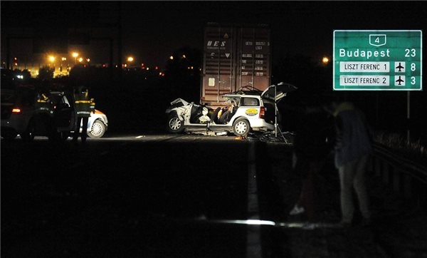 kamionnal-utkozott-szemelyauto-4-es-fouton-151002