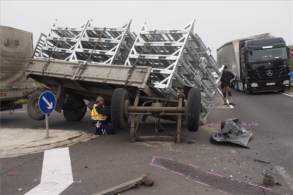 osszeroncsolodott-teherauto-potkocsi-4-es-fouton-151013