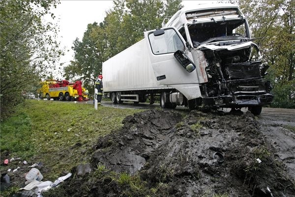 osszetort-kamion-32-es-fouton-151020