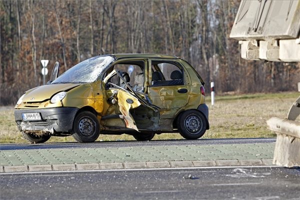 teherautoval-utkozott-daewoo-matiz-szemelyauto-151223