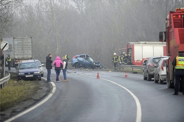 szemelyauto-teherauto-baleset-6-os-uton-nagytetenynel-160130