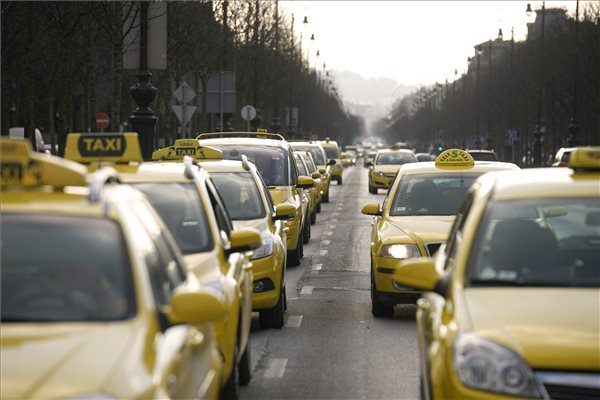 Az Uber közösségi személyszállító szolgáltatás ellen tiltakozó taxisok demonstrációjának résztvevői haladnak autóikkal a tüntetés befejeztével a fővárosi Andrássy úton 2016. január 21-én. A taxisok befejezték a demonstrációt és elhagyták a belvárosi József Attila utca, Andrássy út és Bajcsy-Zsilinszky út kereszteződését, így feloldódott a forgalmi sávok lezárása. MTI Fotó: Balogh Zoltán