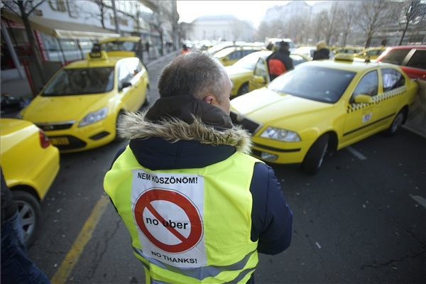 Az Uber közösségi személyszállító szolgáltatás ellen tiltakozó taxisok állnak autóikkal a belvárosi József Attila utca, Andrássy út és Bajcsy-Zsilinszky út kereszteződésénél 2016. január 20-án. MTI Fotó: Balogh Zoltán