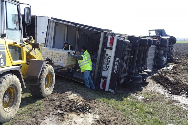 Árokba borult egy sajtot szállító kamion