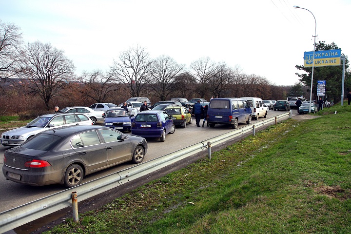 Tiltakozó kárpátaljai autósok zárták le a Csap-Záhony határátkelőhelyet Magyarország irányában
