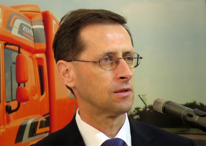 Varga: Magyarország fontos központja lehet az önvezető járművek fejlesztésének
