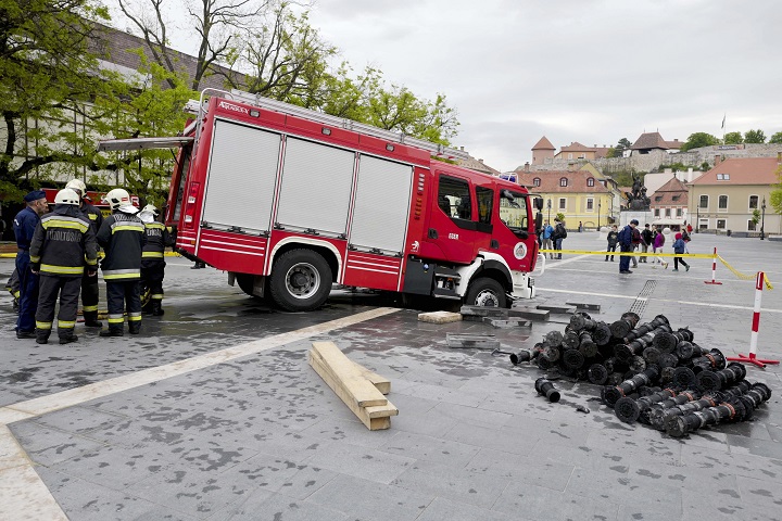 Beszakadt az egri Dobó téri szökőkút egy tűzoltóautó alatt
