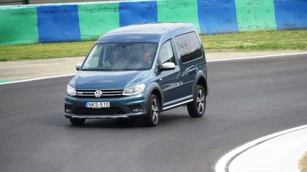volkswagen-caddy-szemelyauto-a-hungaroring-egyik-kanyarjaban-160414
