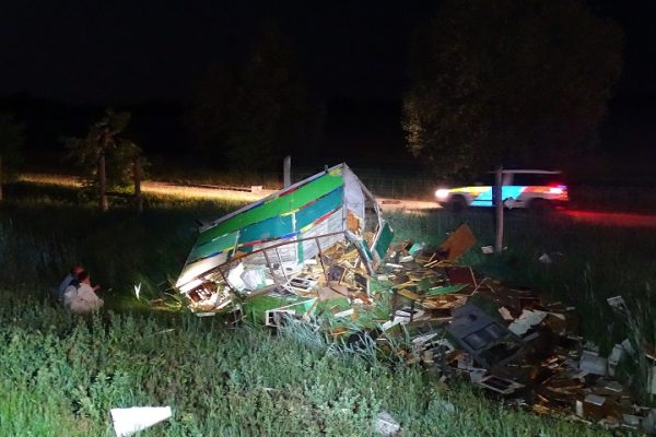 Méhkaptárakat szállító teherkocsi ütközött személyautó