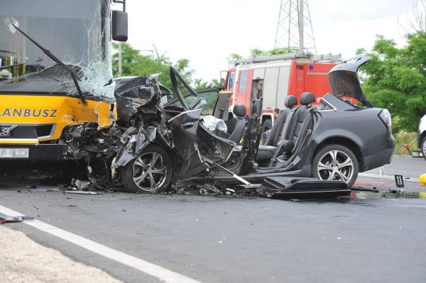 Autóbusz és személygépkocsi ütközött Fótnál