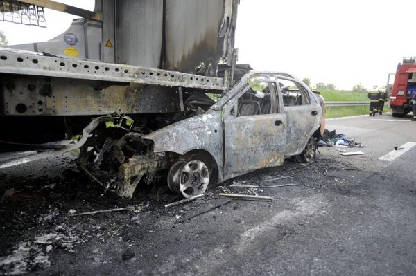 Pótkocsiba rohant egy személyautó az M7-es autópályán