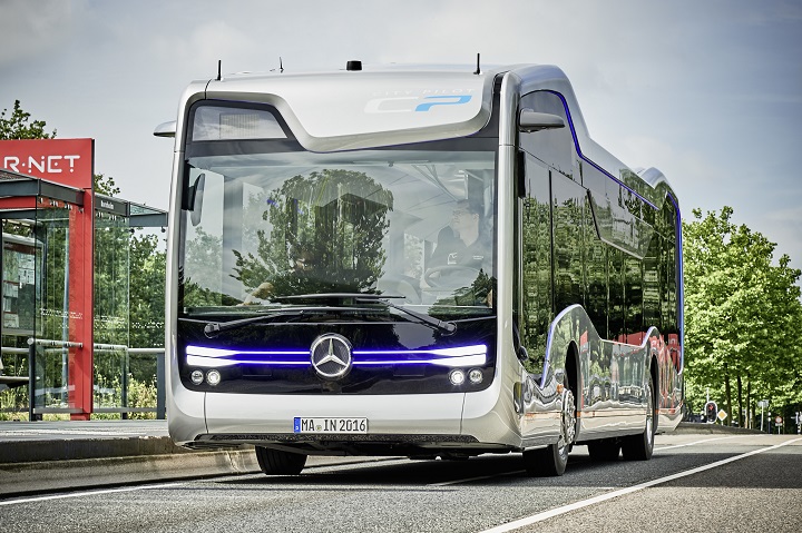 A Mercedes bemutatta a világ első önvezető autóbuszát