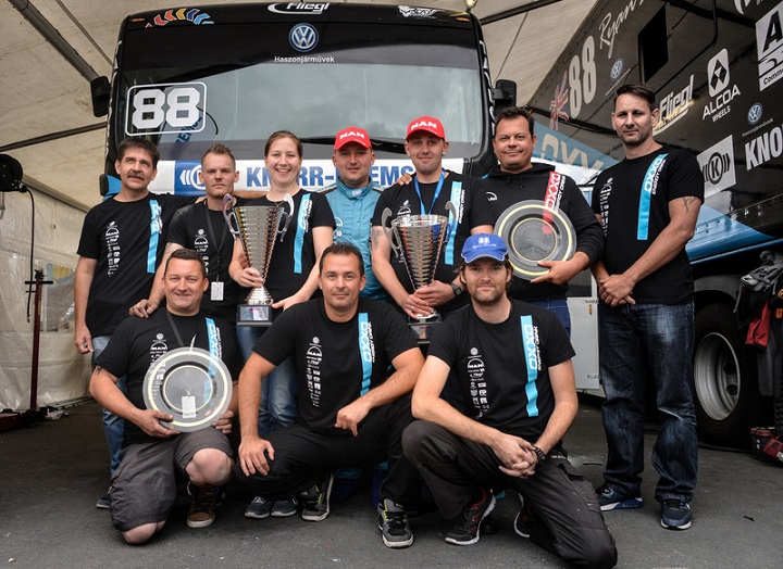 A Volkswagen egy Transporterrel támogatja az OXXO Racing csapatát