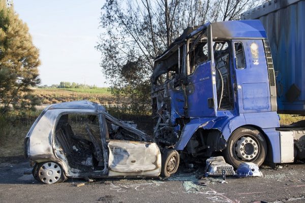 Bennégett autójában egy sofõr Keszthely közelében
