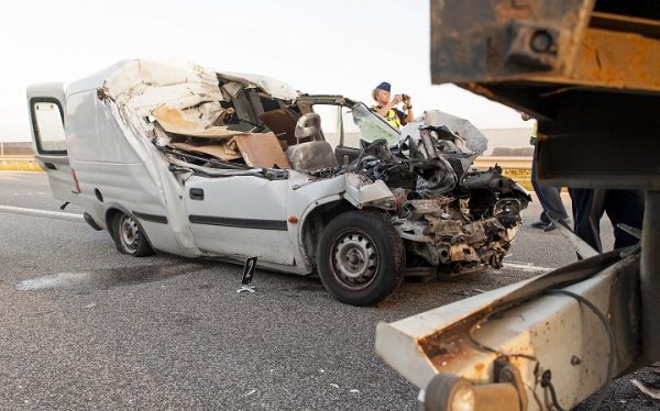 Balesetben meghalt egy kisteherautó vezetõje Kónynál