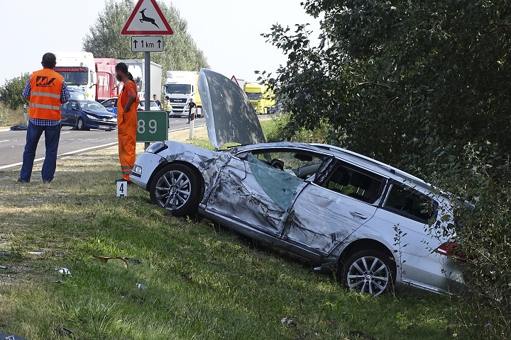 Balesetben meghalt egy ember a 4-es fõút elkerülõ szakaszán