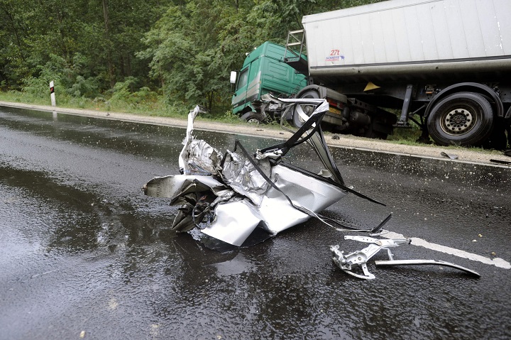 Kamion és személyautó balesetében meghalt egy ember Alsóné
