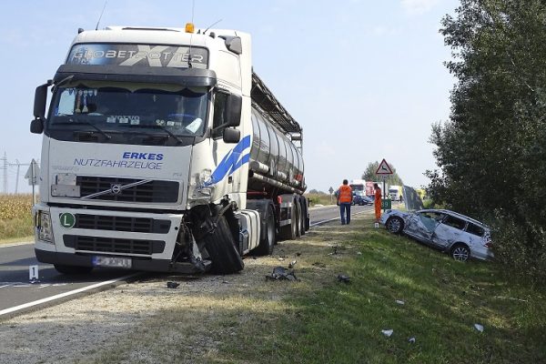 Balesetben meghalt egy ember a 4-es fõút elkerülõ szakaszán