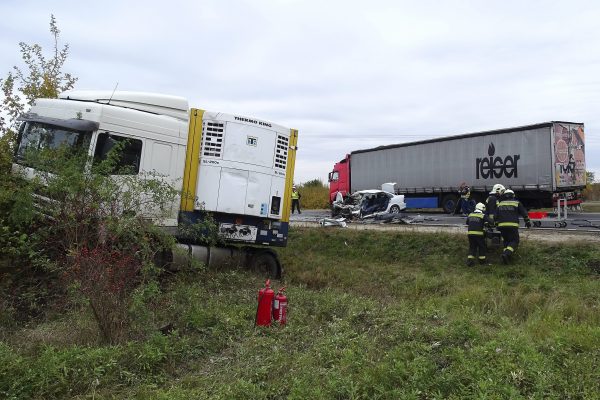 Kamionnal ütközött egy autó Szolnoknál, a sofõr meghalt
