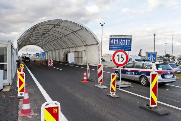 Illegális bevándorlás - Sátoralagút épült az osztrák-mag