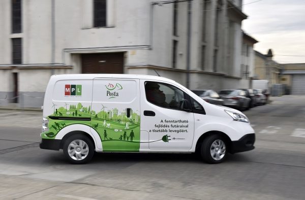 Tizennyolc elektromos autóval bõvült a Magyar Posta gépjárm