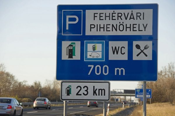 Elektromosautó-töltõállomást jelzõ táblákat helyeztek ki