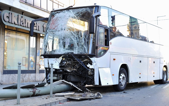 Turistabusszal ütközött egy taxi és egy autó Győrben