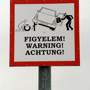 8048 lopasra figyelmezteto tabla az M3 autopalya egyik parkolojaban H.Szabo Sandor felvetele