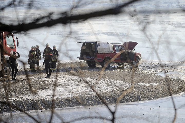A Dunába hajtott egy autó a Hajógyári-szigetnél
