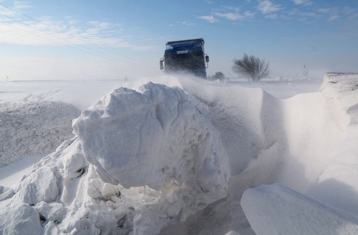 Hófúvás nehezíti a közlekedést Románia déli részén