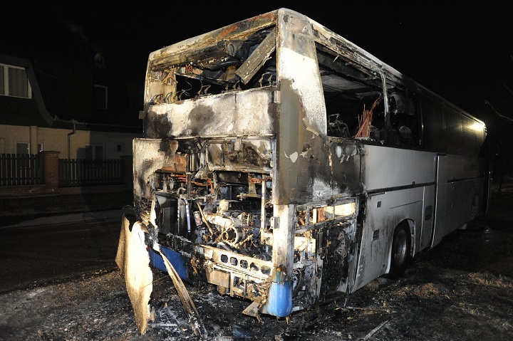 Kiégett egy autóbusz Dunaharasztin