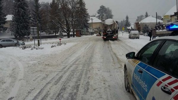 nograd-megyei-rendorseg-kamion-korlatozas-hataratkelo-police-hu-170113
