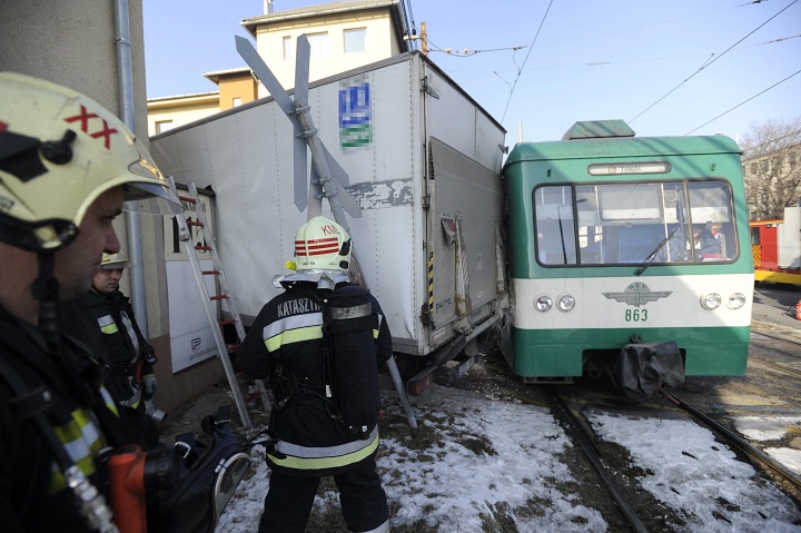Teherautóval ütközött a ráckevei HÉV