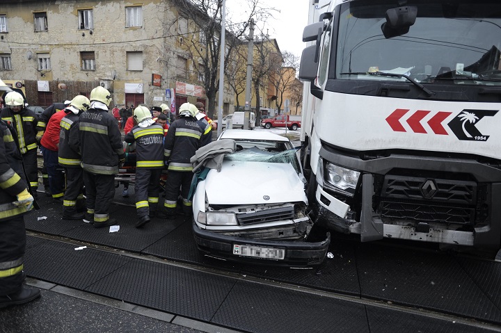 Kamion és személyautó ütközött szerdán Budapesten